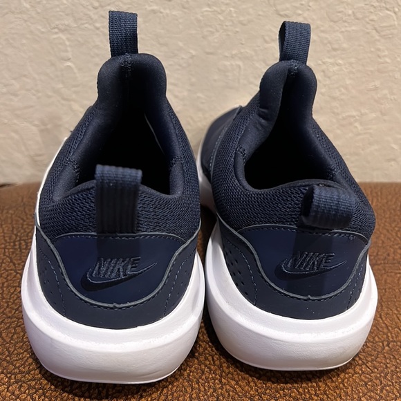 Like New Nike Midnight Navy “Just Do It” Classic White Swoosh Lightweight Runner - Picture 4 of 9